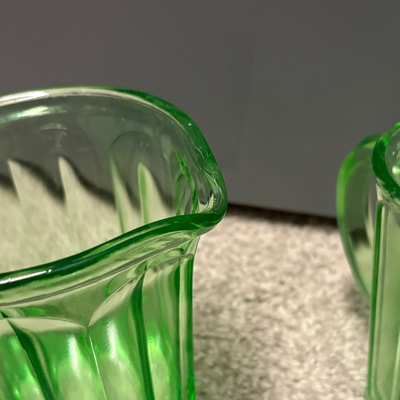 Vintage Hazel Atlas Green glass pitcher set of 2 ribbon pattern paneled design - Picture 9 of 16